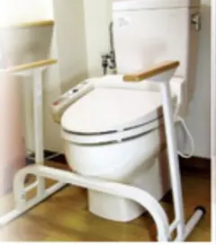 値下げ実行済　洋式トイレ用手すり (株)徳山工業社製品　介護用品 立ち上がり補助のサムネイル