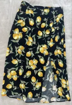 【美品 H&M DIVIDED レモン柄 フレアロングスカート ブラック　S】のサムネイル