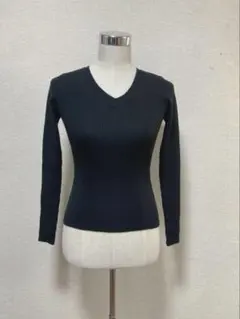 黒いリブ編みVネック長袖セーター