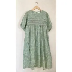 エヘカソポ　小花柄　スモッキング　ワンピース