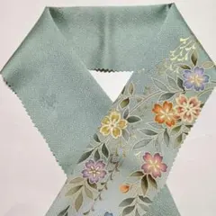 絹の縮緬　紗綾形地紋に華やかな花柄 緑色のぼかし半襟