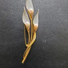 エレガントなゴールドトーンブローチ