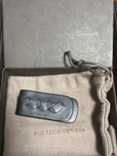 美品　ボッテガ ヴェネタ　イントレチャート レザー マネークリップ　ロゴ 型押し