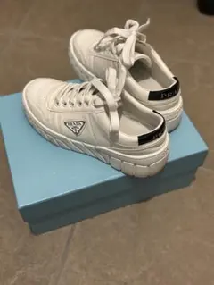PRADA ホワイトレザー スニーカー23.5cm