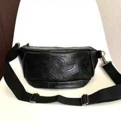 本革　牛革　ヌメ革　ブラック バラ花柄エンボス ボディバッグ　ハンドメイド