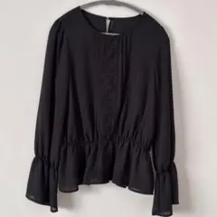 黒いレース装飾フレア袖ブラウス
