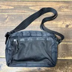 黒いナイロンショルダーバッグ　ローリーズファーム