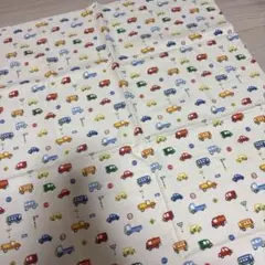 はたらく車の薄手のコーデュロイ生地　約74×50cm（内5cm×6cm使用）