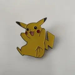 【レトロ・希少】ピカチュウ ピンバッジ お座りポーズ 初期デザイン風 希少】初期デザイン ピカチュウ ピンバッジ - メルカリ
