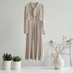 CELFORD セルフォード　淡いピンクベージュの長袖プリーツワンピース