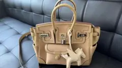 H ベージュ ハンドバッグ 馬のチャーム付き