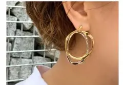シーズマーラ Twisting back catch pierceのサムネイル