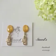 ▪ゴールド結びチャーム×デザインイエローカボションピアス／イヤリング