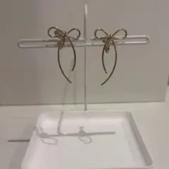 リボンモチーフ ゴールドトーン イヤリング　センスオブプレイス