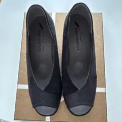 COULEUR VARIE （黒）オープントゥパンプス