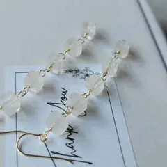 【14kgf 】柔らかなシラーが浮かぶ＊ブルームーンストーン ロングピアス