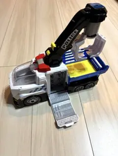 トミカ　ディズニー　ドライブセーバー　ギガクレーンポリスキャリー Amazon | トミカ ディズニーモータース ドライブセーバー