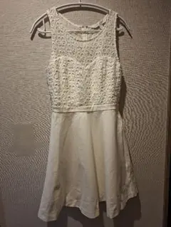Forever New アイボリー刺繍ノースリーブワンピース