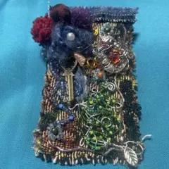 個性的な手作り装飾ブローチ