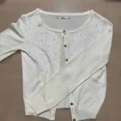 ホワイト　長袖カーディガン　ビジュー付き