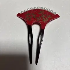 赤い扇形髪飾り パール装飾付き