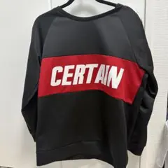 CERTAIN ロゴプリント トレーナー ブラック×レッド 長袖