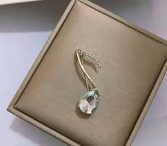 ブローチ　プチパールリーフ　ラインストーン　ゴールド　贈り物　音符　華やか　豪華