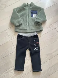 緑色フリースアウターと黒パンツセット