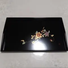 お盆　花の装飾が施された黒い漆器　鉄仙長手盆