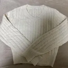 アイボリー ケーブル編み Vネックセーター