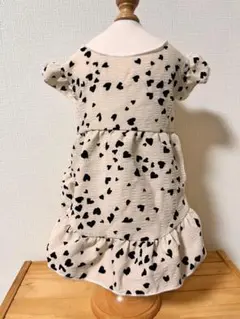 犬服 ベージュに黒のハート模様 フリル付き