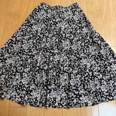 テチチ花柄フレアスカート黒×白