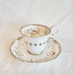 豪華な金彩の中に咲く可憐な花々　ヴィクトリアンカップ＆ソーサー 英国アンティーク 豪華な金彩の中に咲く可憐な花々 ヴィクトリアンカップ＆ソーサー 英国
