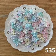 かぎ針編みの小花のモチーフ