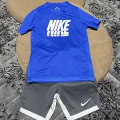 Nike DRI-FIT Tシャツとショートパンツセット