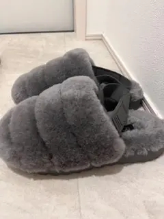 UGG フリップファーサンダル