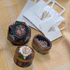 青山デカーボ　クリスマスエンブレム缶　クレヨンしんちゃんトレイン缶　東京駅缶