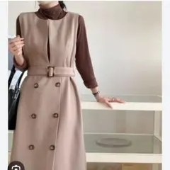 ノースリーブベージュワンピース