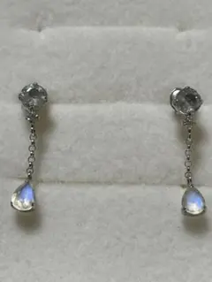 ホワイトゴールドしずく型ピアス