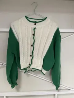 緑と白のケーブルニットセーター