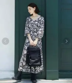 【emmi atelier】袖ボリューム花柄ワンピース　ブラックのサムネイル