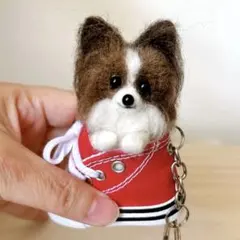 ハンドメイド　羊毛フェルト　茶／白　パピヨン　スニーカー　ぬいぐるみ　レッド　犬のサムネイル