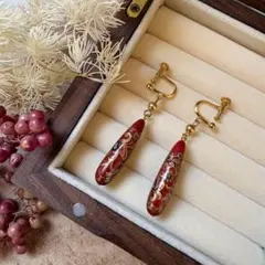 気品あふれる ヴィンテージイヤリング 揺れるドロップ朱赤 金彩模様 上品レトロ