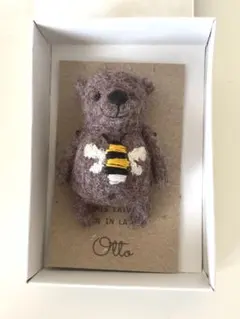 新品　手作りの羊毛フェルト　ニードルフェルトブローチ　テディベア　クマ　みつばち 新品 手作りの羊毛フェルト ニードルフェルトブローチ テディベア クマ