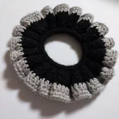 フリルデザインのシュシュ 黒とグレー