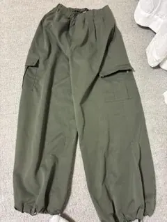 カーキ　カーゴパンツ