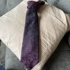 パターン付き紫系ネクタイ