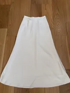 NATURAL BEAUTY BASICサテンスカート未使用品