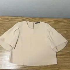 ZARAのバックボタン付き半袖ブラウス　Ｍサイズのサムネイル