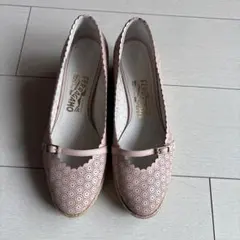 超美品Ferragamo ピンク パンプス　25.0cmのサムネイル